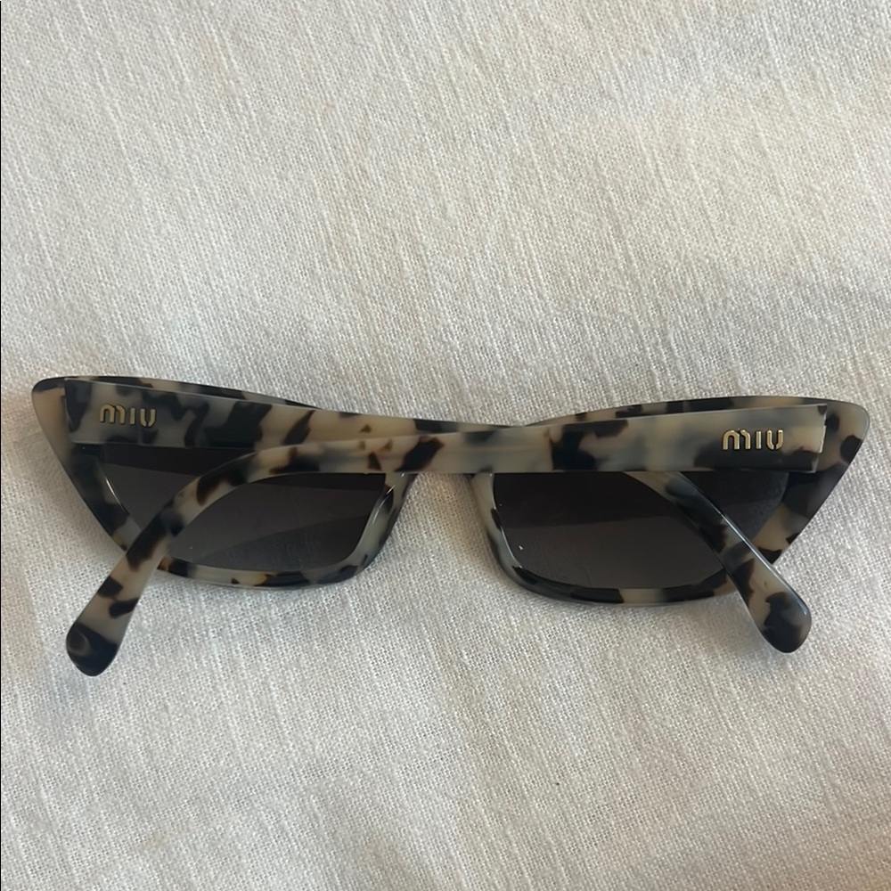 Miu Miu Brown Cat-Eye Sunglasses with Tortoiseshell Pattern